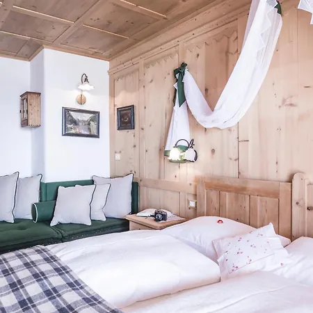 Szálloda Almhotel Col Raiser 4*